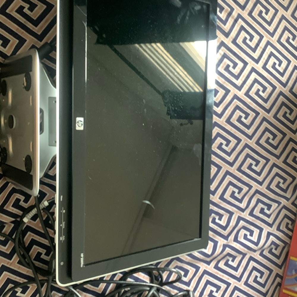 30 INCH 2009M HP MONITOR ON SALE GOOD CONDITION